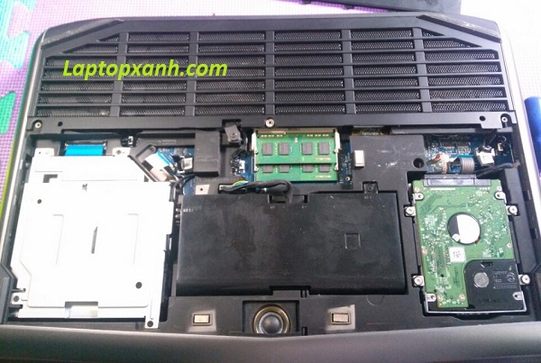 Vệ sinh laptop Alienware M18 (bên trong)